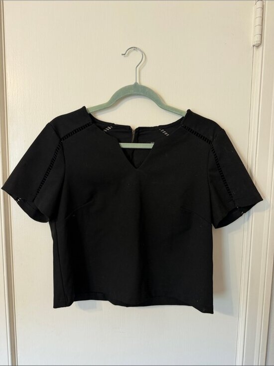 Tops - Black Short Sleeve V-Notch Crop Top